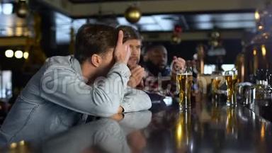 不高兴的男迷在酒吧看<strong>体育比赛</strong>，对输球感到失望